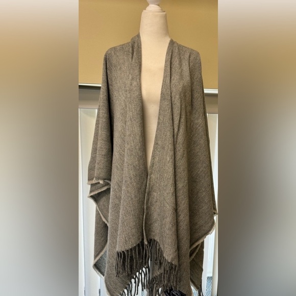 100% Wool Shaw - Picture 1 of 7